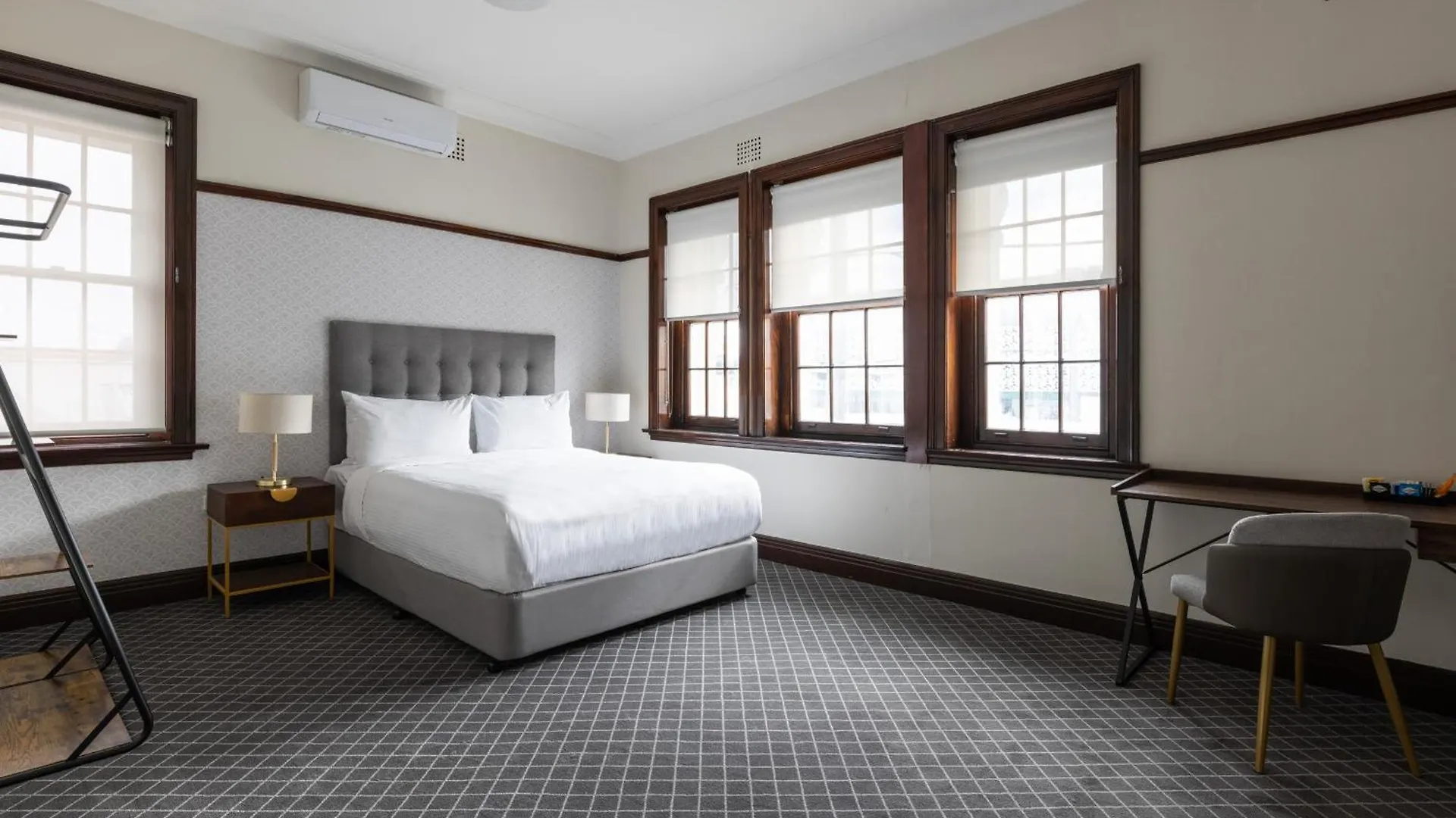15 Airport-Linked Hotels Near Lady Macquarie's Chair Worth Booking