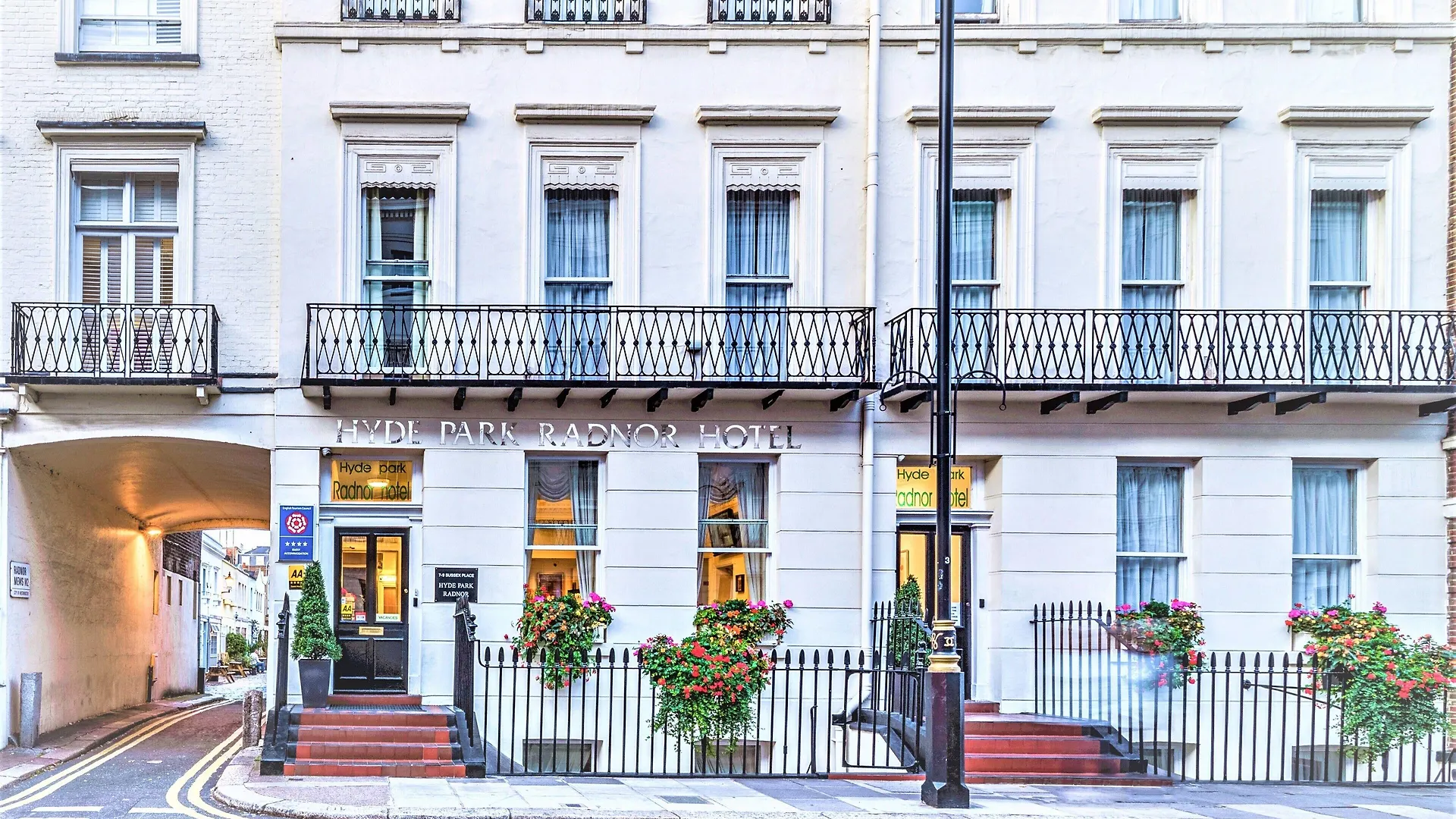 15 Cheap Hotels Near Buckingham Palace Worth Booking