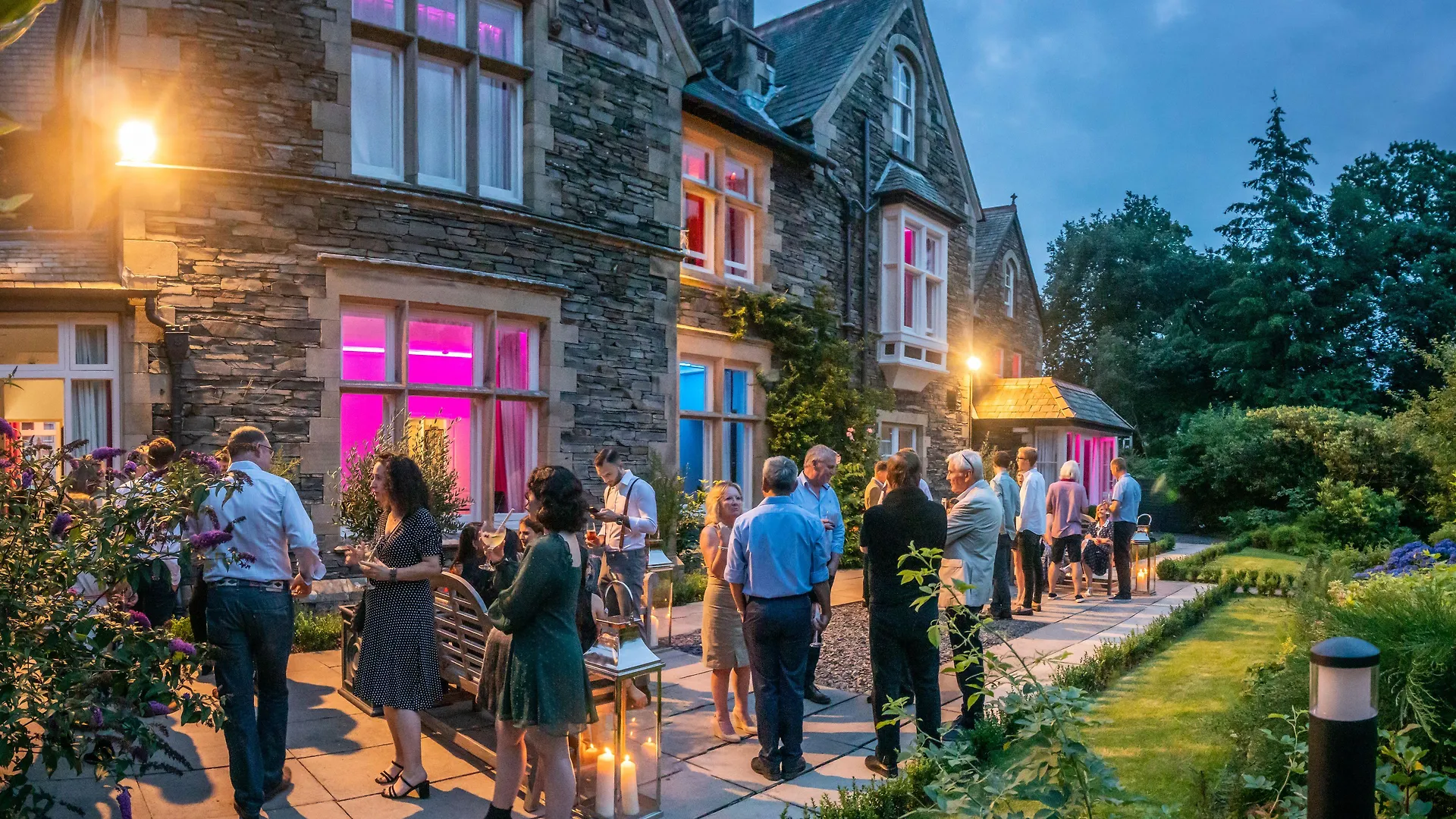 14 Central Hotels Near Cookhouse Gallery That Deliver on Location