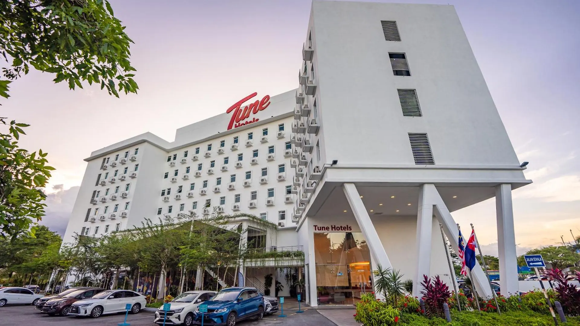 Staying Near Crown Istana Bukit Serene: 5 Budget Hotels Compared