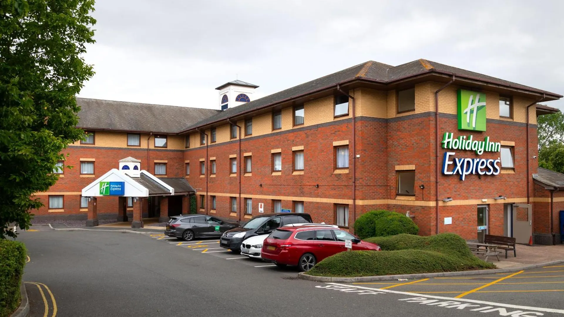 4 Smart Airport Hotels Near University of Exeter to Book