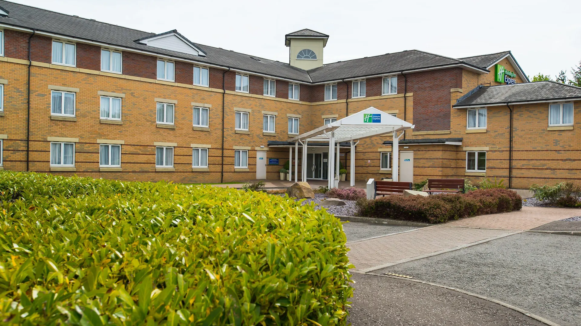 Staying Near Brucefields Golf Centre: 5 Budget Hotels Compared