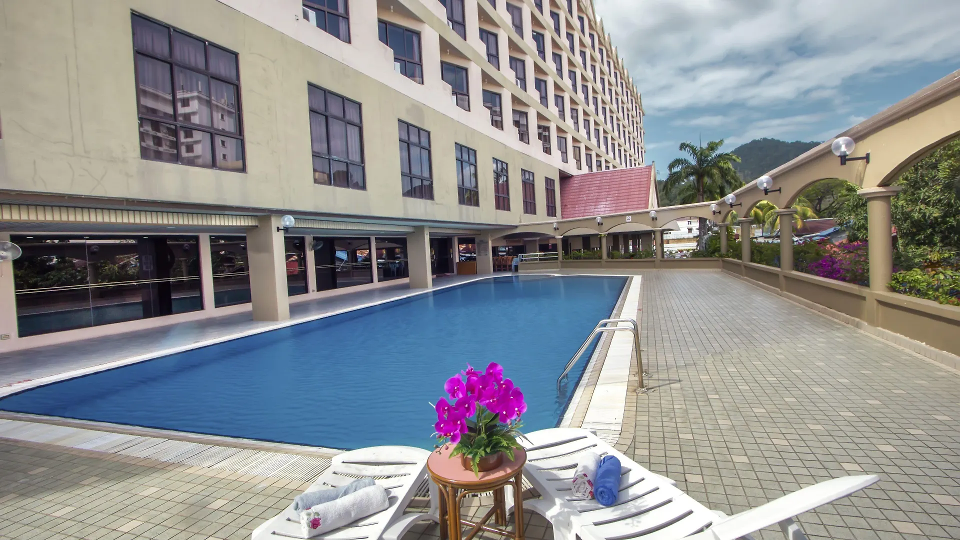 4 Couple Hotels Near Galeria Perdana Worth Booking Now
