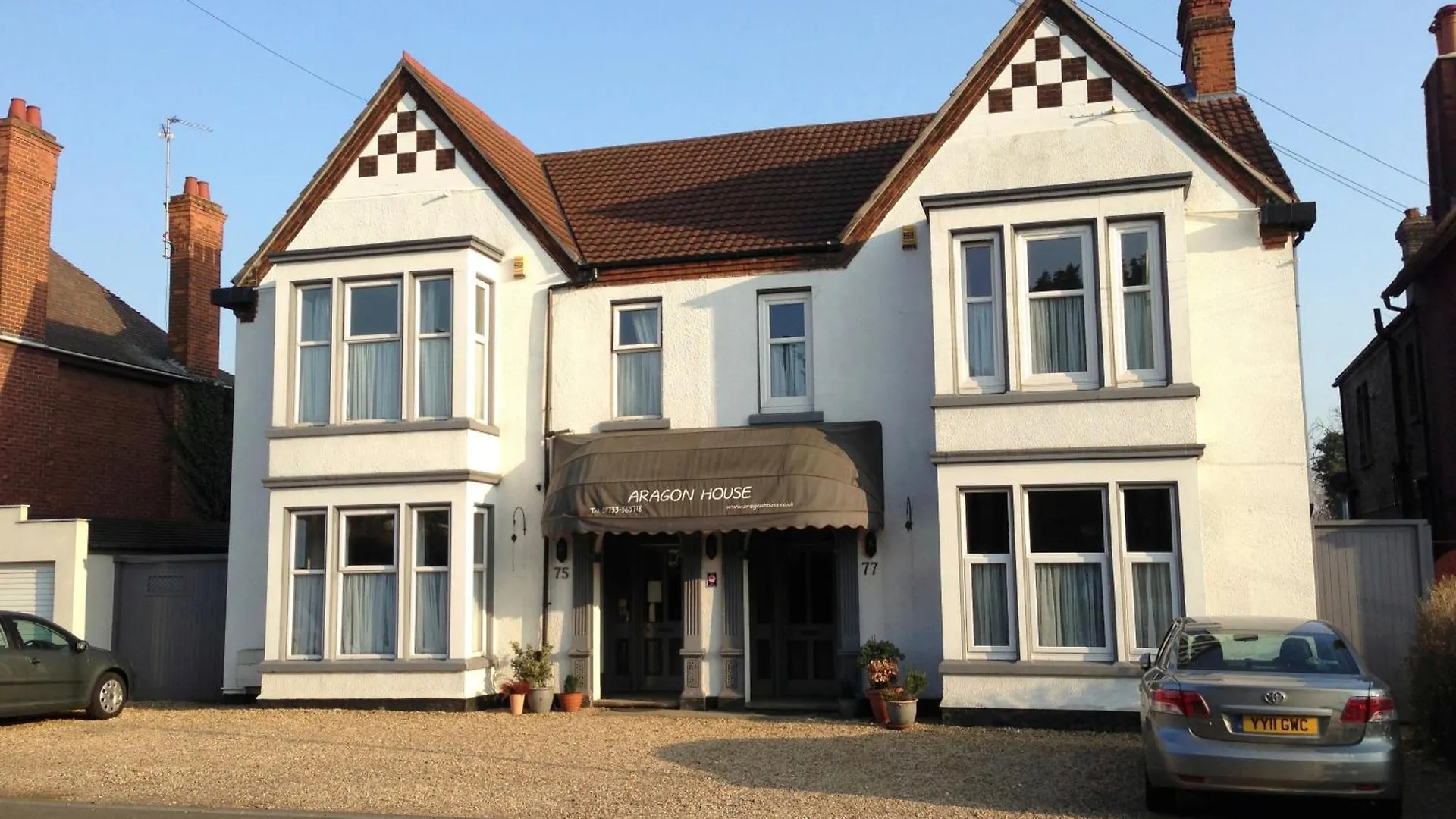 6 Budget Hotels Near Prints Charming Gallery That Deliver
