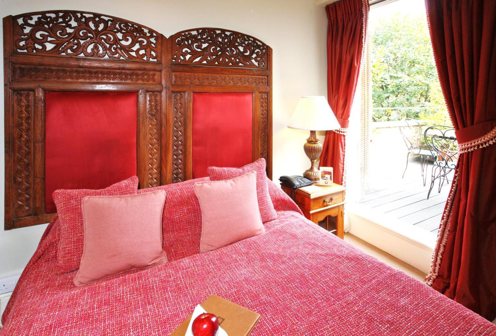 14 Romantic Hotels in Kensington & Chelsea for Couples