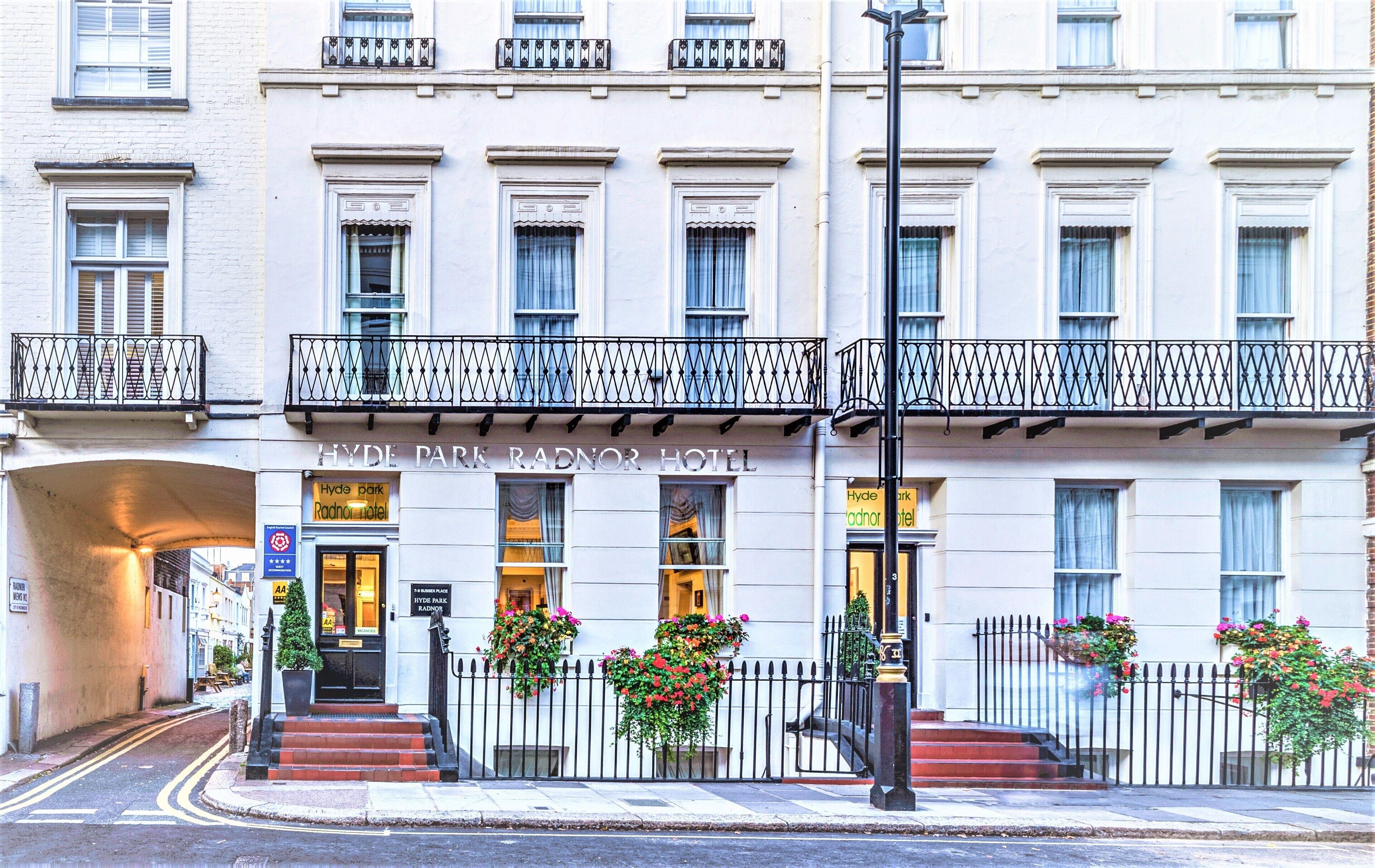 15 Cheap Hotels Near Buckingham Palace Worth Booking