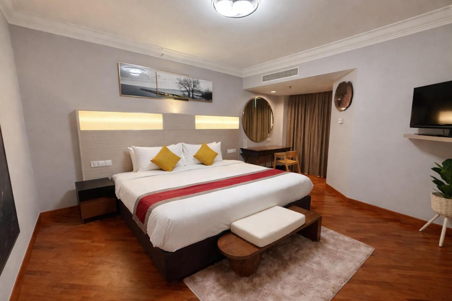 Staying Near Plaza Singapura: 8 Central Hotels Compared