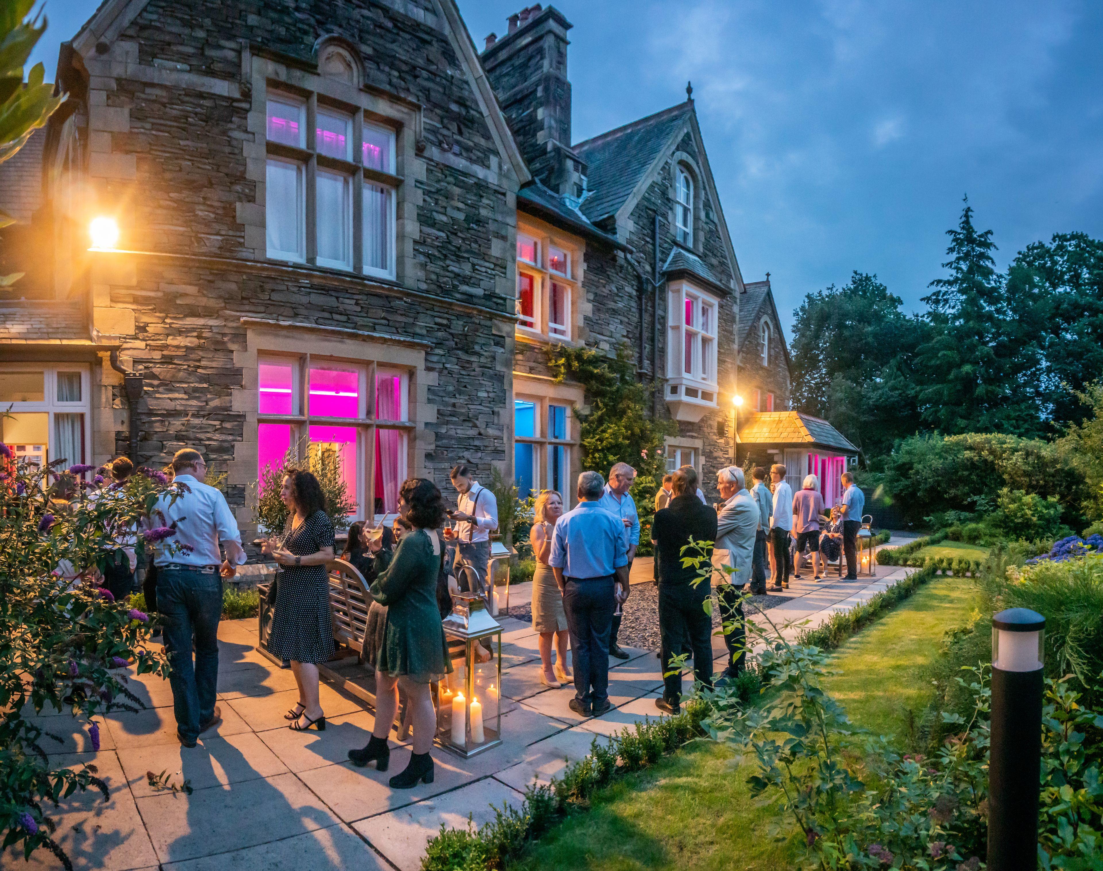 14 Central Hotels Near Cookhouse Gallery That Deliver on Location
