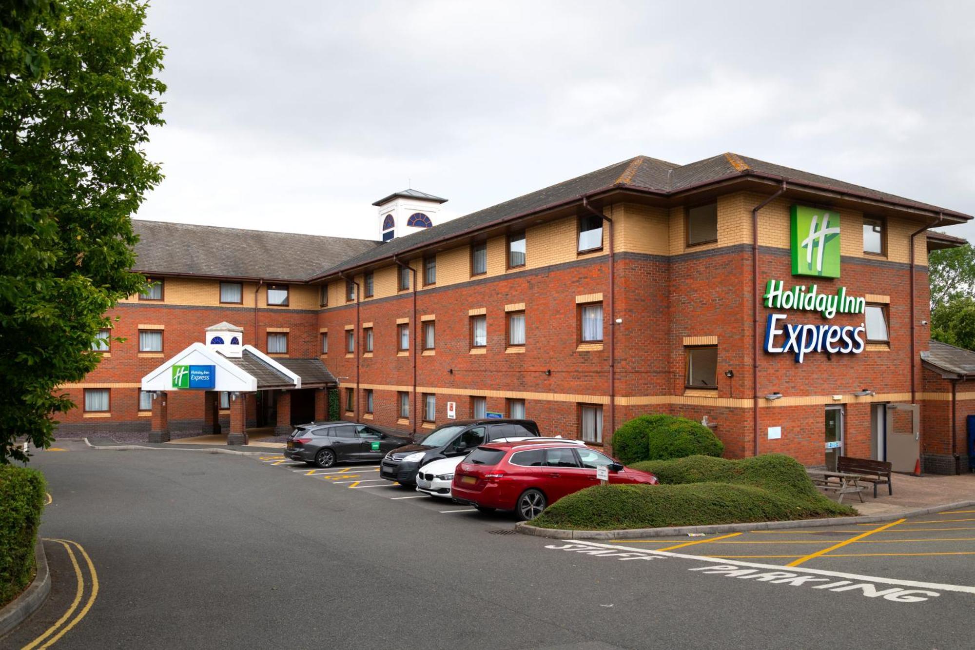 4 Smart Airport Hotels Near University of Exeter to Book
